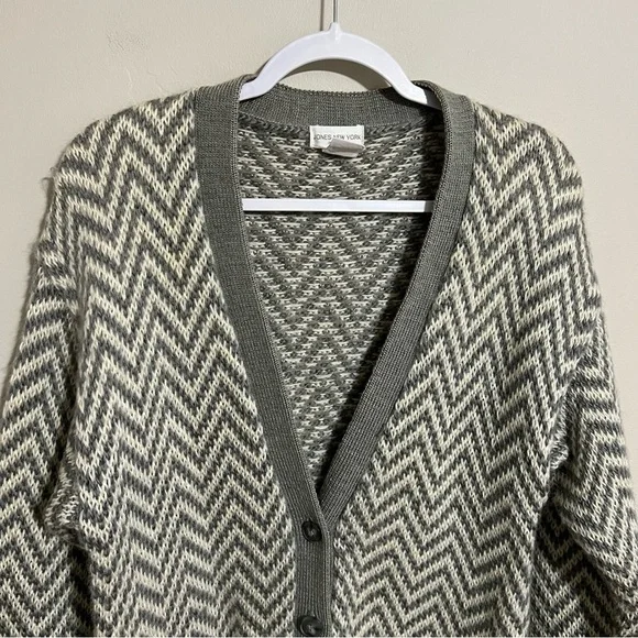 Vintage Jones New York Wool Blend Gray and Cream Chevron Cardigan size M Petite - Picture 2 of 7